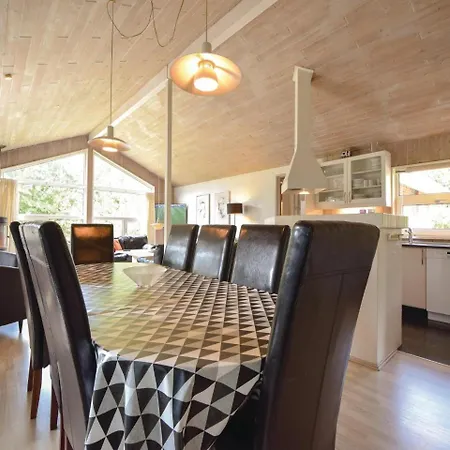 Five Bedroom Holiday In Blavand *