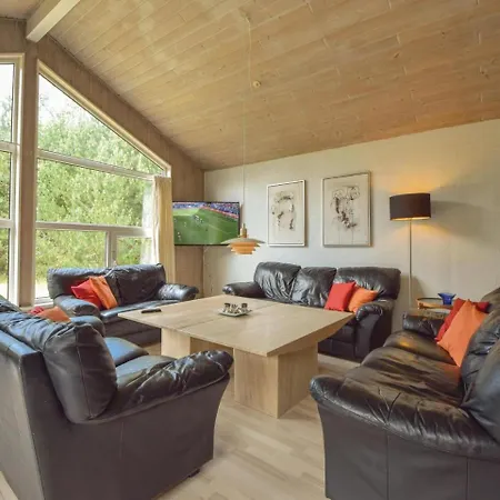 Five Bedroom Holiday In Blavand *