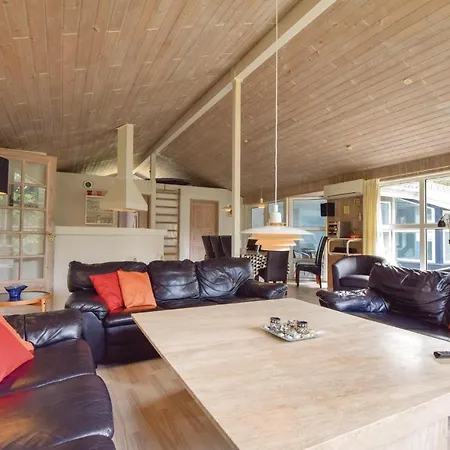 Vakantiehuis Five Bedroom Holiday In Blavand Varde